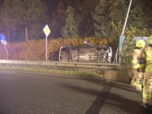 Das Fahrzeug lag hinter der Leitplanke