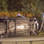 Der Laternenpfahl stoppte das Fahrzeug vor einem Sturz auf die Autobahn