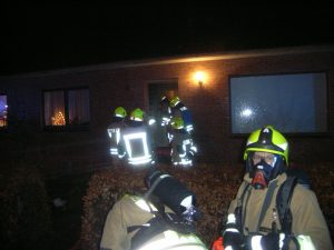 Der Sicherungstrupp steht vor der Tüt in Bereitschaft