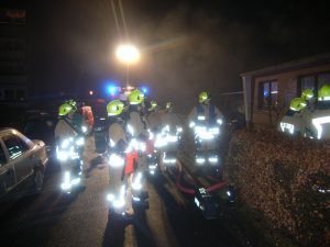 Vor der Tür wird auf "Feuer aus" gewartet