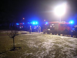 Fahrzeugaufstellung vor dem Hochhaus