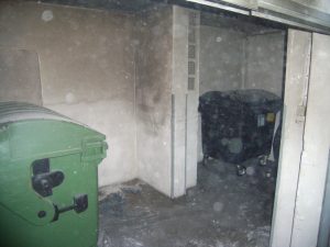 Im Kellerraum konnte das Feuer auf den Papiersammelcontainer begrenzt werden.