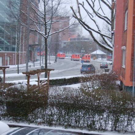 Das erste Löschfahrzeug gefolgt von drei Rettungswagen.