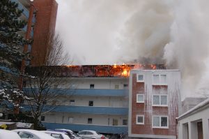 Das Gebäude grenzt direkt an ein Hochhaus an.