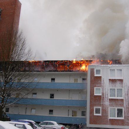 Das Gebäude grenzt direkt an ein Hochhaus an.