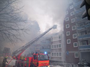 Der erste Löschangriff wurde von der Vorderseite über die Drehleiter vorgenommen.