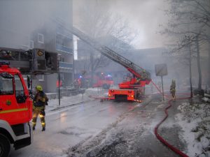 Niederschlagender Rauch erschwerte die Brandbekämpfung.