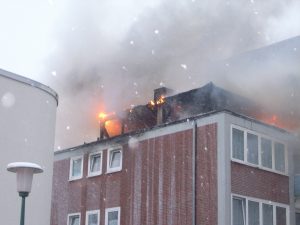 Die Holzkonstruktion war mit Faserzementplatten verkleidet und mit einem Bitumendach versehen.