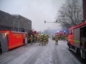 Am Abrollbehälter Atemschutz sammelten sich die Atemschutzgeräteträger.