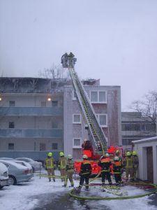 Auf der Rückseite erfolgte die Brandbekämpfung über die Drehleiter der Feuerwehr Halstenbek.