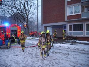 Nach getaner Arbeit kehren erschöpfte Atemschutzgeräteträger zum Abrollbehälter-Atemschutz zurück.