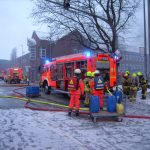 Schaummittel wurde von der naheliegenden Hauptfeuerwache nachgeführt.