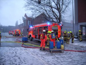 Schaummittel wurde von der naheliegenden Hauptfeuerwache nachgeführt.