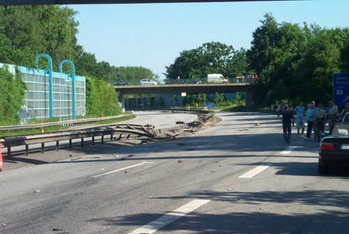 Zerstörte Mittelleitplanke