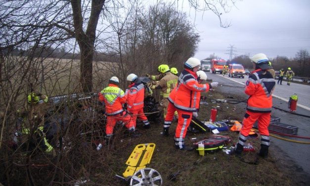Verkehrsunfall, Person eingeklemmt