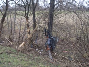 Die Beifahrertür wurde bei dem Unfall abgerissen und blieb an einem Baum hängen