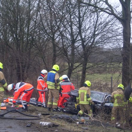 Arbeiten Hand in Hand von Rettungsdienst und Freiwilliger Feuerwehr