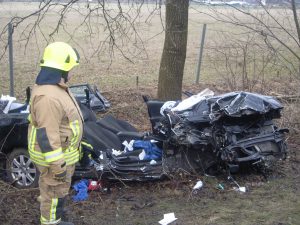 Das Unfallfahrzeug nach der Befreiung des Fahrers