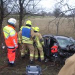 Rettungsdienstkräfte versorgen den Fahrer