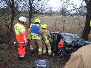 Rettungsdienstkräfte versorgen den Fahrer