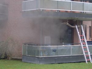 Die Rauchentwicklung durch die brennende Küchenzeile zog durch die gesamte Wohnung