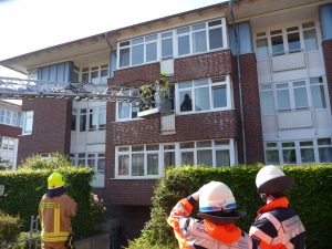Die betroffene Wohnung wird von außen mit der Drehleiter kontrolliert