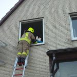 Die Kinder werden durch einen Feuerwehrmann beruhigt.