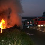 Der Pkw steht komplett in Flammen, der Unfallfahrer konnte sich noch selber befreien