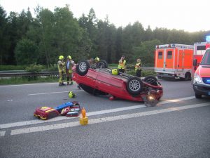 Aus dem umgedrehten BMW konnten drei Verletzte befreit werden.
