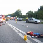 Mehrere beteiligte Fahrzeuge stehen an der Leitplanke