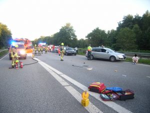 Mehrere beteiligte Fahrzeuge stehen an der Leitplanke