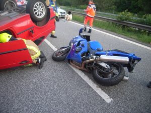 Der Motorradfahrer und seine Sozia wurden nur leicht verletzt.