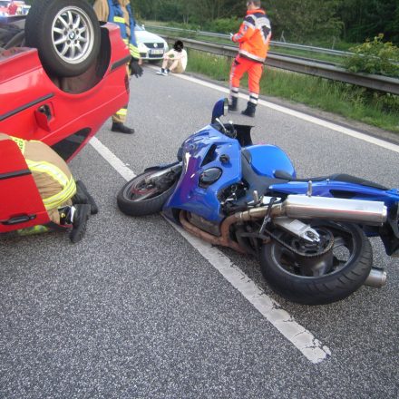 Der Motorradfahrer und seine Sozia wurden nur leicht verletzt.