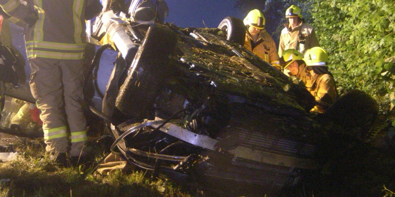 Verkehrsunfall, PKW liegt auf Dach