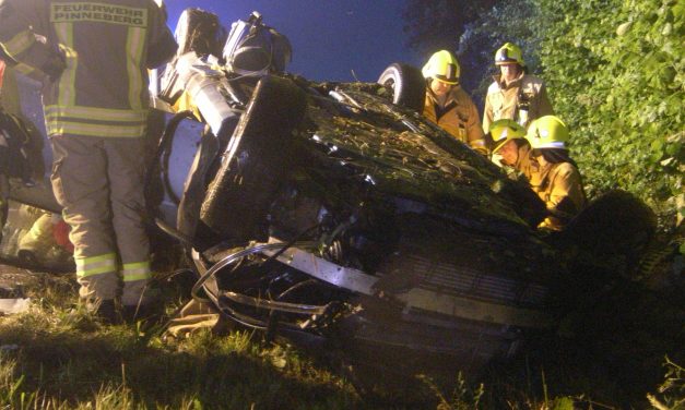 Verkehrsunfall, PKW liegt auf Dach