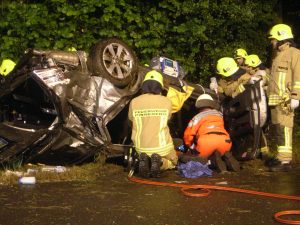 Versorgung der Beifahrerin durch die Fahrertür.