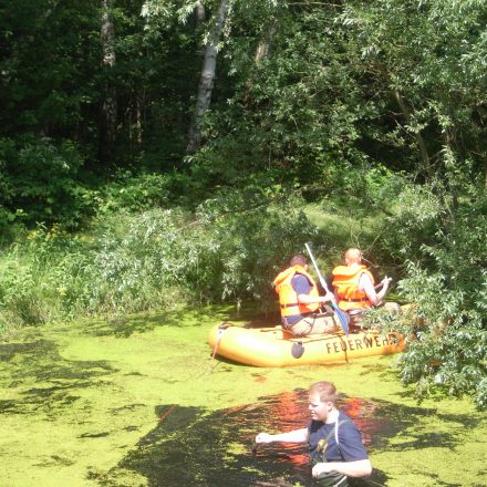 Mit Schlauchboot und Wathosen wurde der Teich abgesucht.