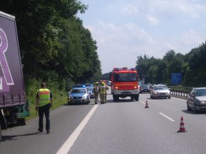 Sperrung des rechten Fahrstreifens durch die Feuerwehr