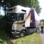 Der erkrankte LKW-Fahrer konnte sein Fahrzeug noch an einer Böschung zum Stehen bekommen.