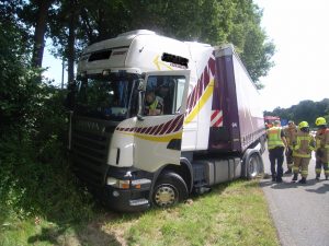Der erkrankte LKW-Fahrer konnte sein Fahrzeug noch an einer Böschung zum Stehen bekommen.