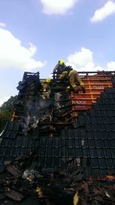 Atemschutzgeräteträger bei der Brandbekämpfung auf dem Dach