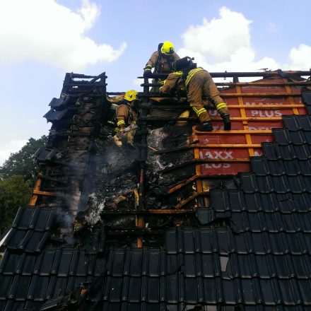 Atemschutzgeräteträger bei der Brandbekämpfung auf dem Dach