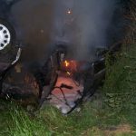 Zum Ablöschen der letzten Flammen wurde der Opel mit Hilfe des TLF24/50 wieder auf die Beine gestellt