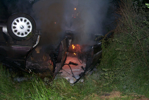 Zum Ablöschen der letzten Flammen wurde der Opel mit Hilfe des TLF24/50 wieder auf die Beine gestellt