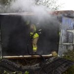 Nachlöscharbeiten, nachdem die komplette Seitenwand des Bauwagens entfernt wurde