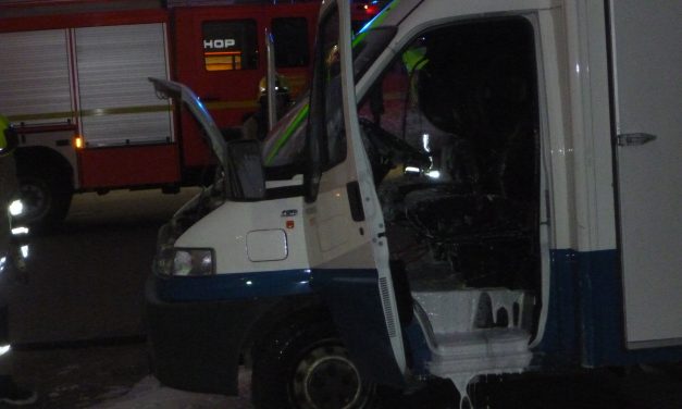 Brennender Kleintransporter