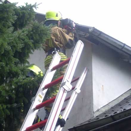 Kontrolle des Daches mit einer Wärmebildkamera