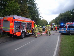 Einsatzstelle von Pinneberg kommend gesehen, die Rettungsgeräte werden vorbereitet.