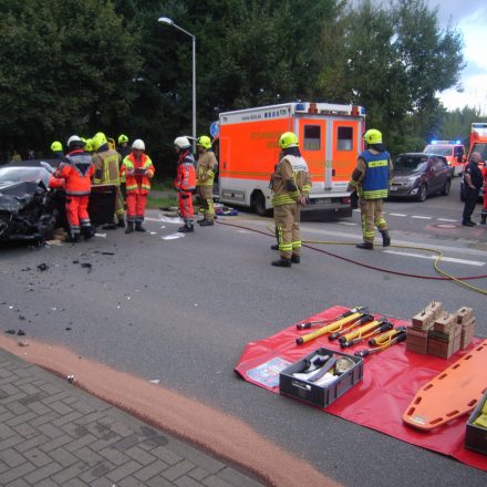 Erkundung am Fahrzeug und Absprache mit dem Rettungsdienst. Im Vordergrund wird die Bereitstellungsfläche für sämtliche zur Rettung benötigten Geräte vorbereitet.