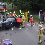 Im Hintergrund steht mehrfach der Löschangriff der Prisdorfer Kameraden bereit, vorn wird das Dach des Audi Cabrio mit dem Messer geöffnet, um die Schnittpunkte festzulegen.